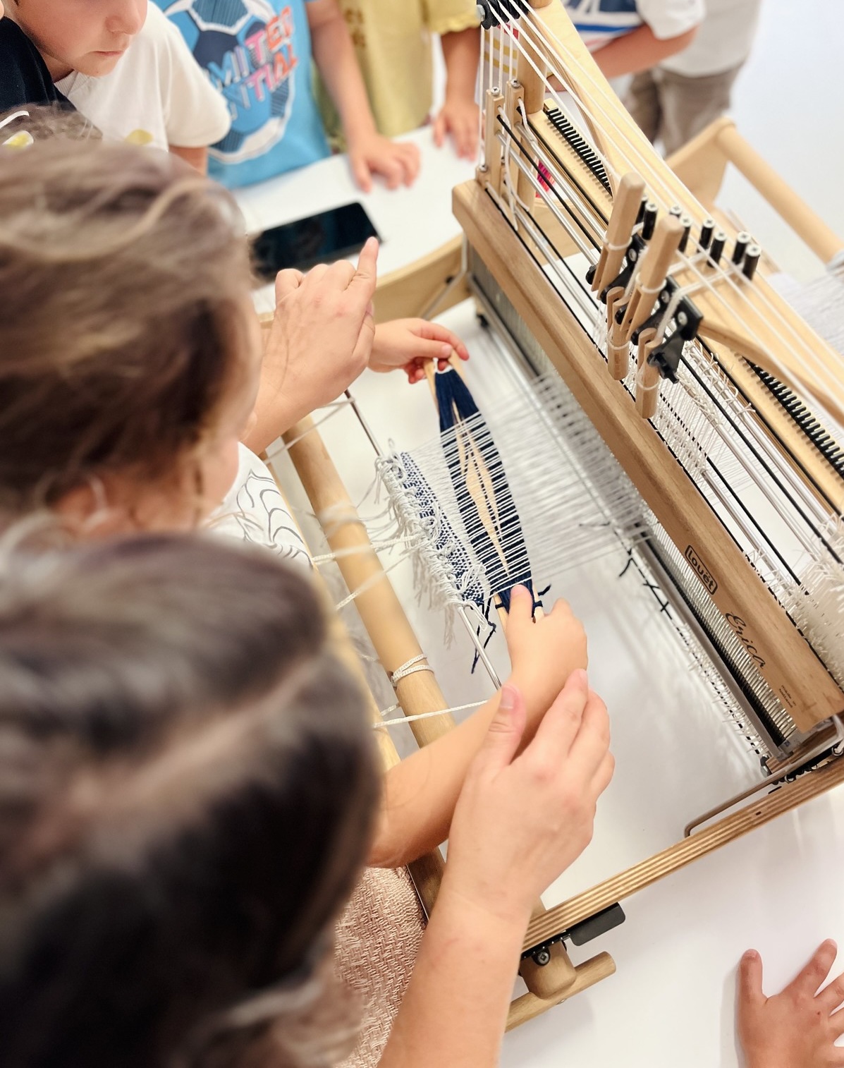 OFICINAS PARA FAMÍLIAS — TECELAGEM: DOS FIOS FAZEMOS TECIDOS