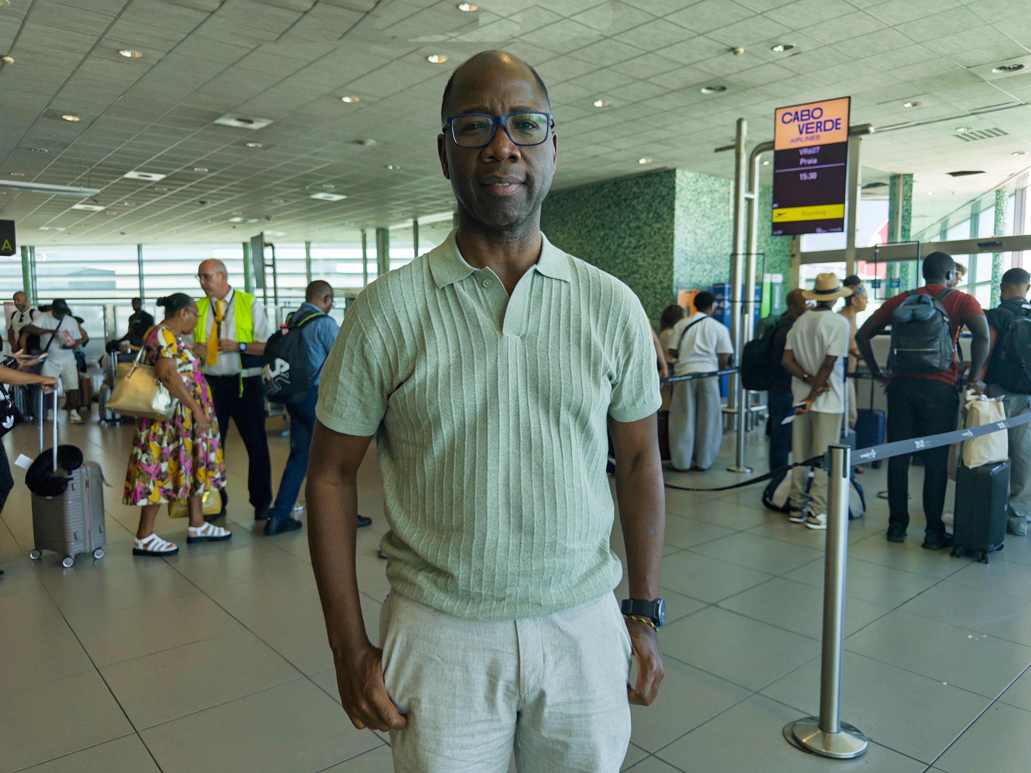 luis-sinate-defende-lideranca-africana-contextual-human-leaders-cabo-verde-2026