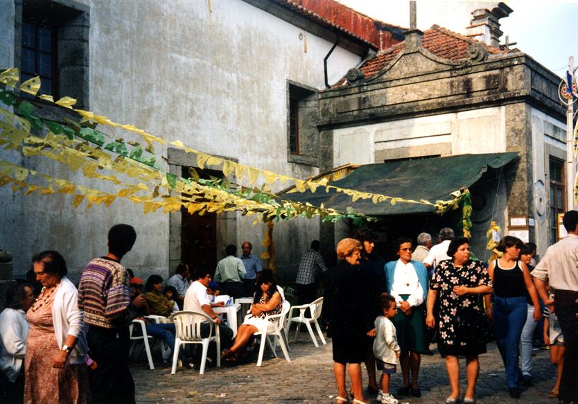 Caminhos a Oriente: Um mapa desenhado com passos