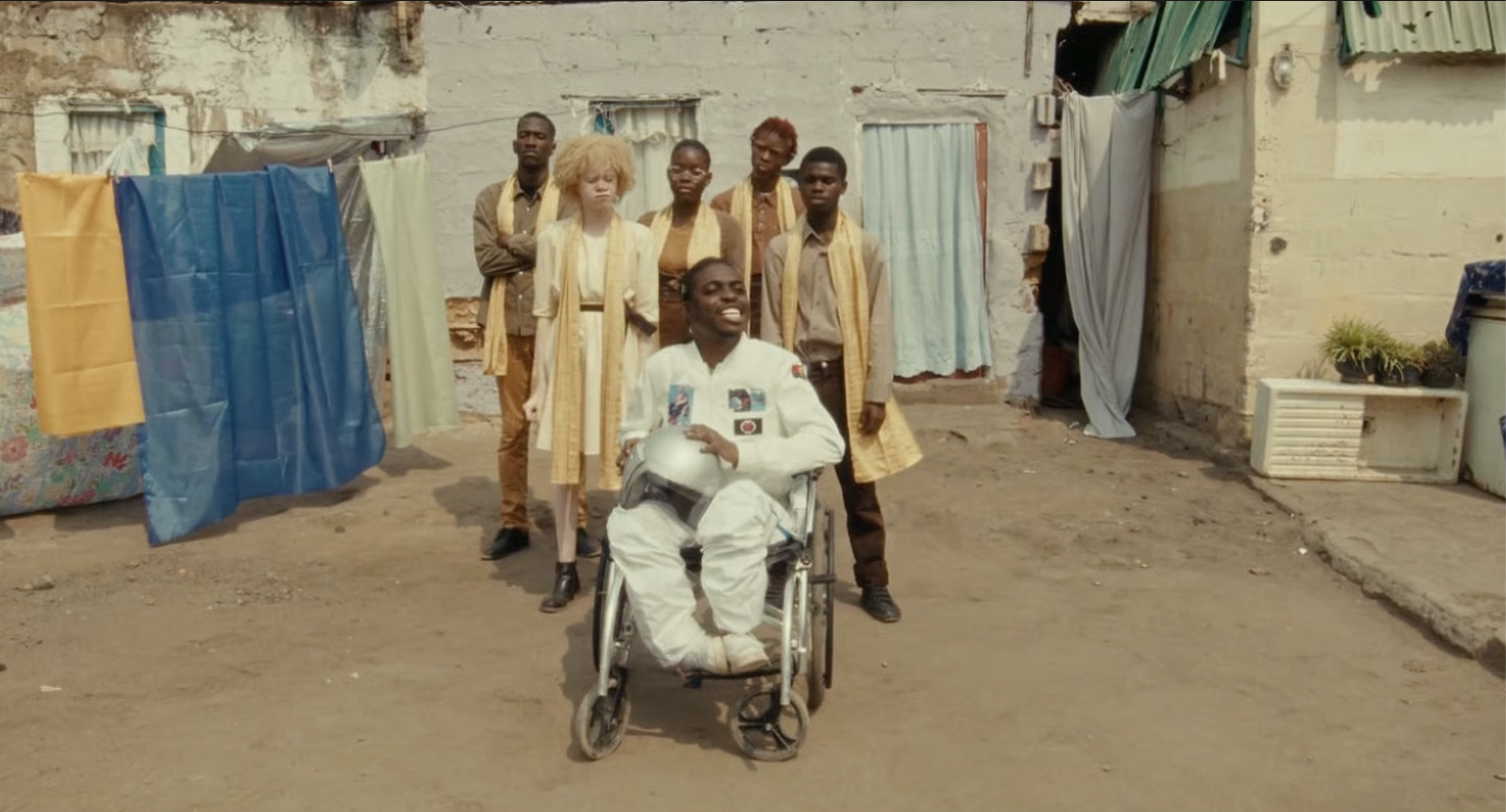 What We Said to Brussels Airlines, do Collectif Faire-Part + As Aventuras do Angosat, de Isis Hembe, Resem Verkron e Marc Serena