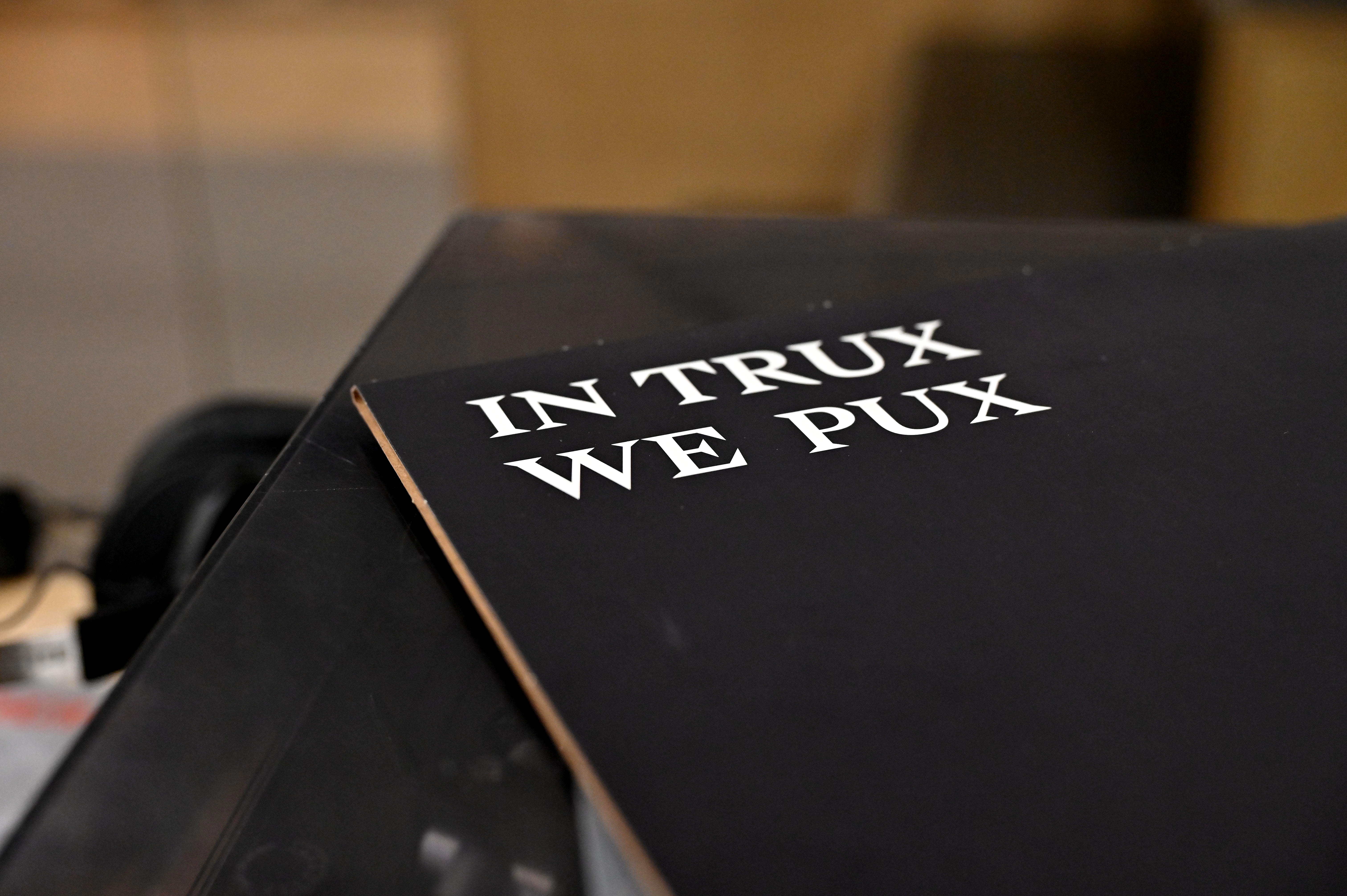 Portografia: In Trux We Pux 01