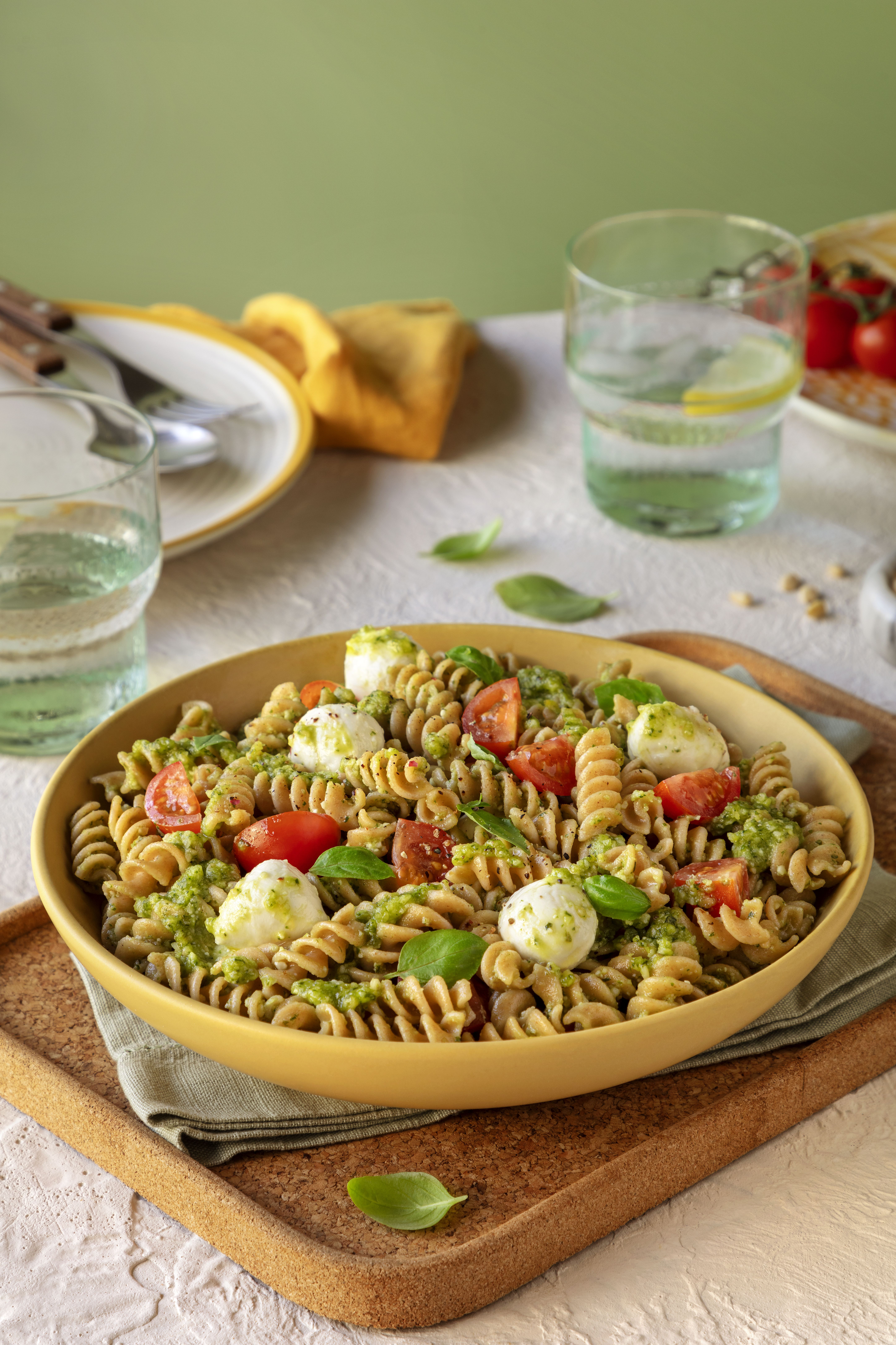Espirais integrais com pesto, tomate e mini mozzarellas