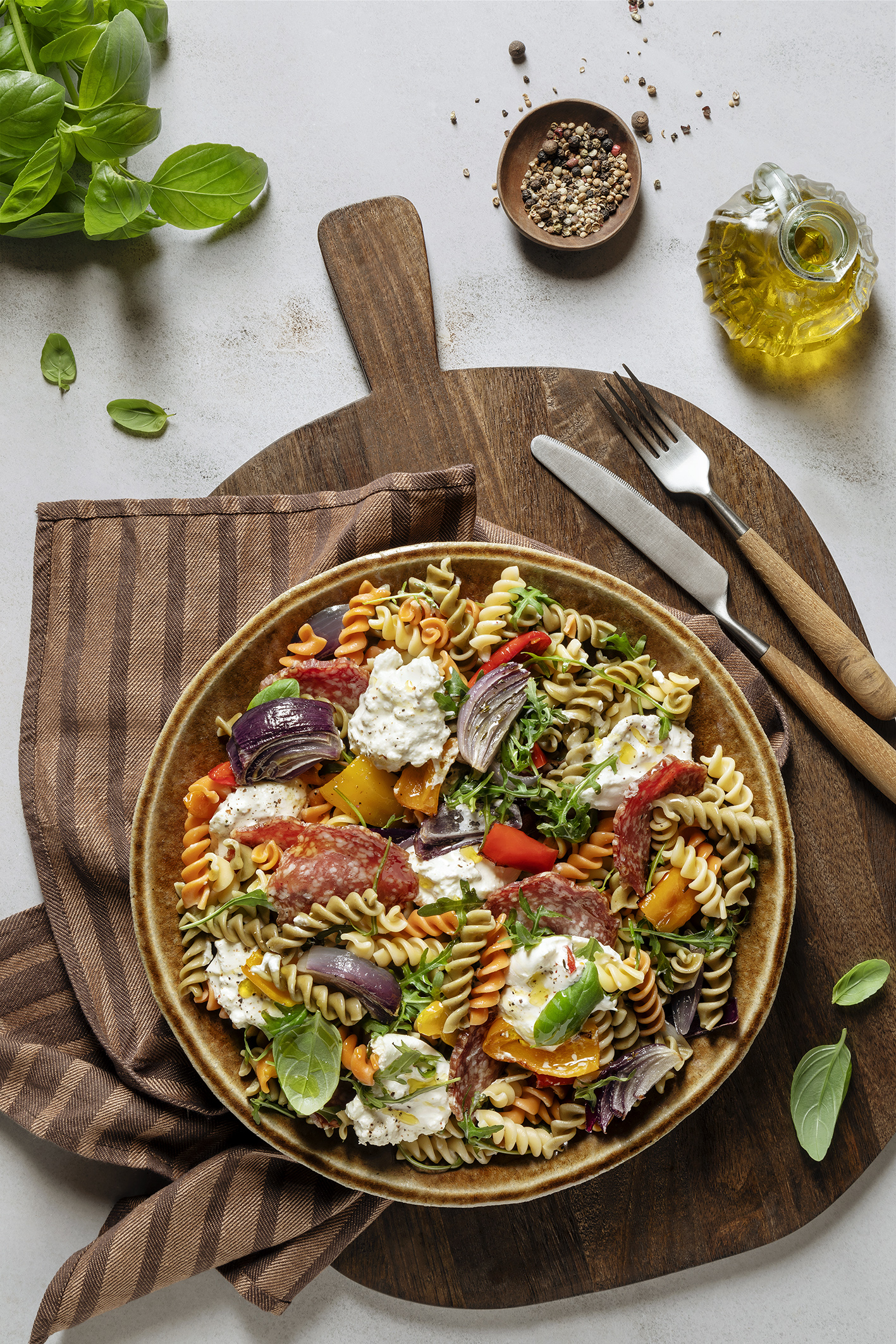 Espirais Vegetais com pimentos assados, salame, rúcula e burrata