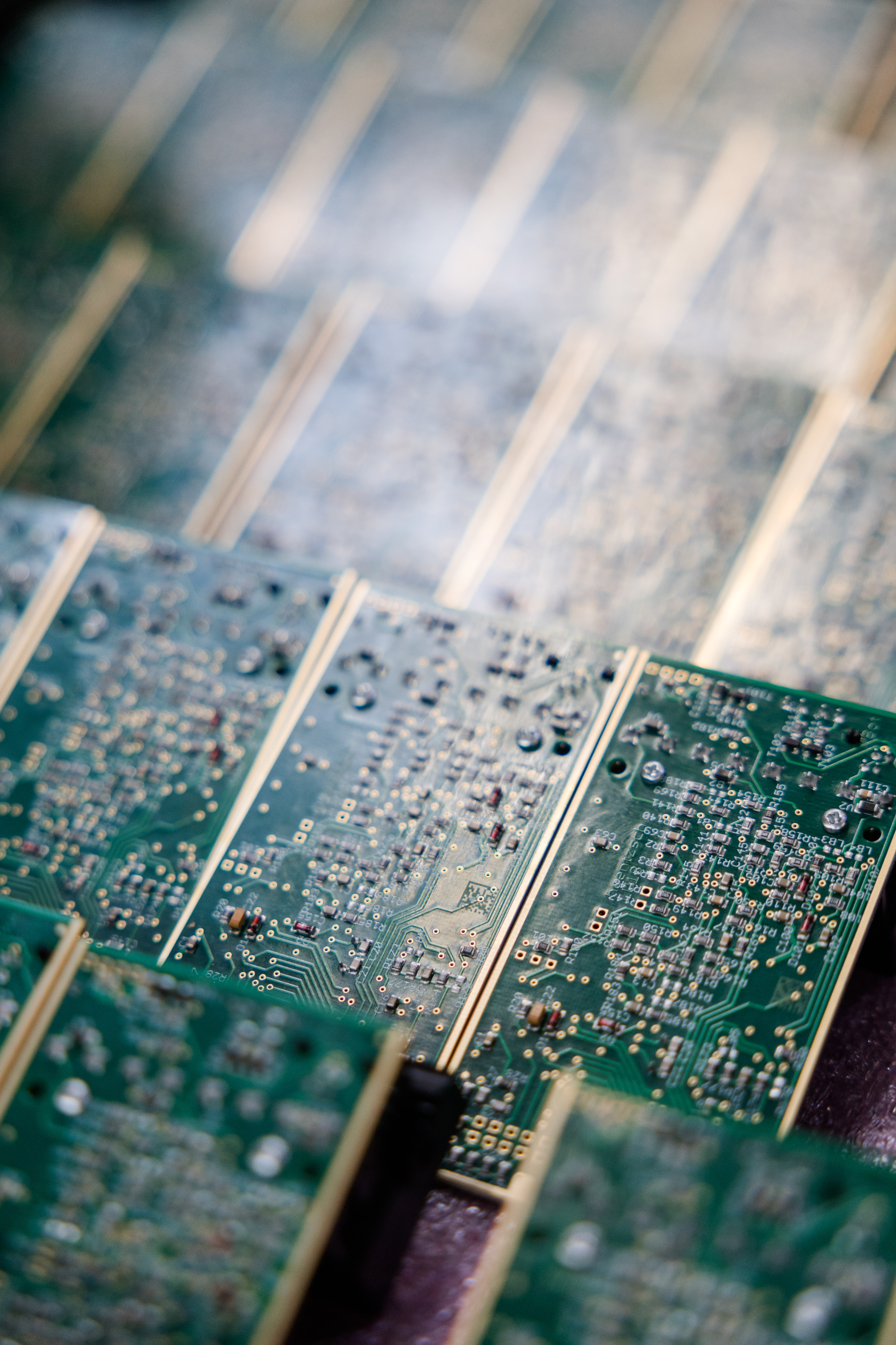 O que é PCBA? Da PCB à Assemblagem Eletrónica